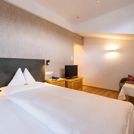 Hotel Parkhotel Seefeld 4*