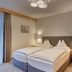 Parkhotel Seefeld מלון 4*